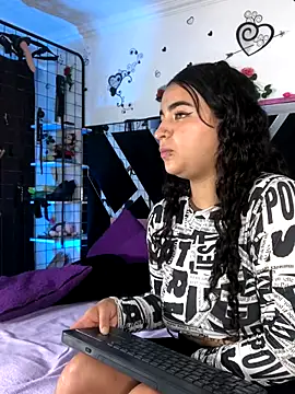 1lovelygirls's cam snapshot