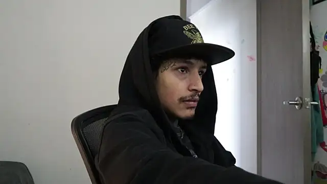 trieone live sex cam