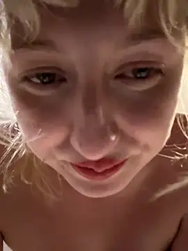 RonnieKiss live sex cam