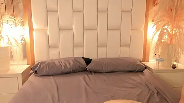 Daphne_And_Roger live sex cam