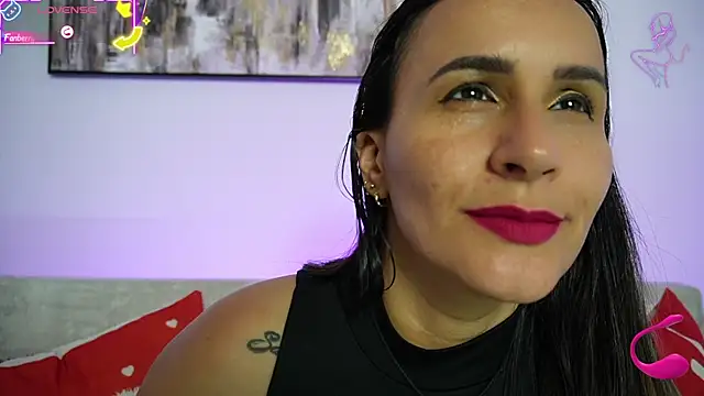 Sara_Charmy's cam snapshot