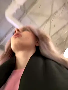 LoraaDoll live sex cam