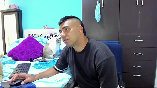 LazyandSniffer28 live sex cam