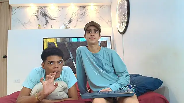 WHITHET_BOYS's cam snapshot