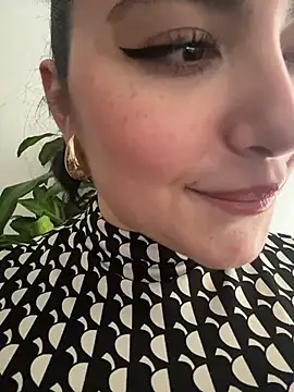 sukhakunis1 live sex cam