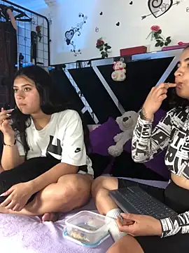 1lovelygirls's cam snapshot