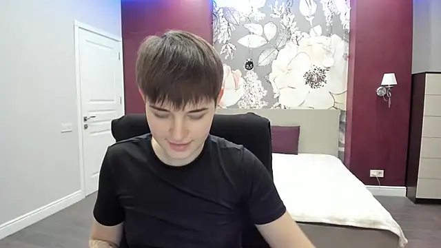 EmiliaYours's cam snapshot