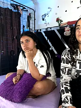 1lovelygirls's cam snapshot