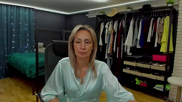 Julia_Cherry_'s cam snapshot