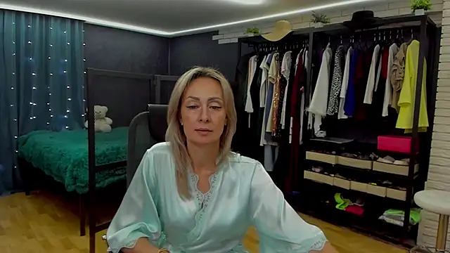 Julia_Cherry_'s cam snapshot