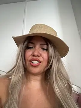 IsaSantoDomingo's cam snapshot