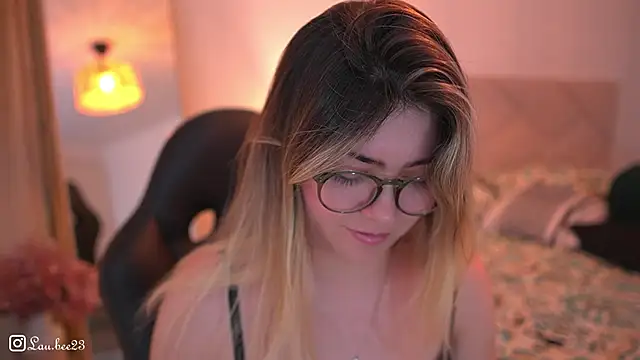 Lau_Bee's cam snapshot