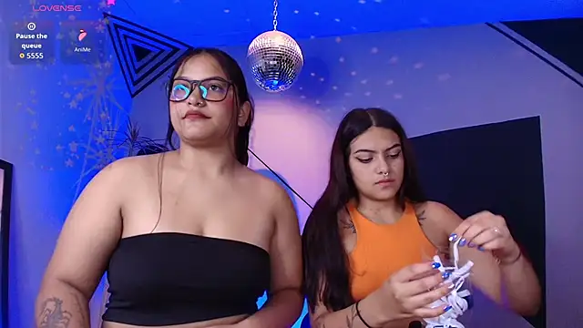 Lilith_and_Khloe's cam snapshot