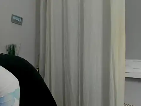 Julie_Diamond's cam snapshot