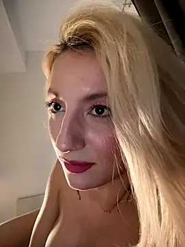 Ella_Charm's cam snapshot