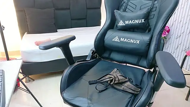 lararoberts_'s cam snapshot