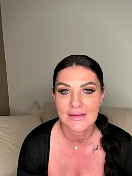 Nola_Luxx-offiziell's cam snapshot