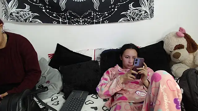 emily_n_abby's cam snapshot