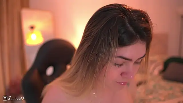 Lau_Bee's cam snapshot