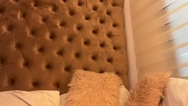 LUUVRRI_21 live sex cam