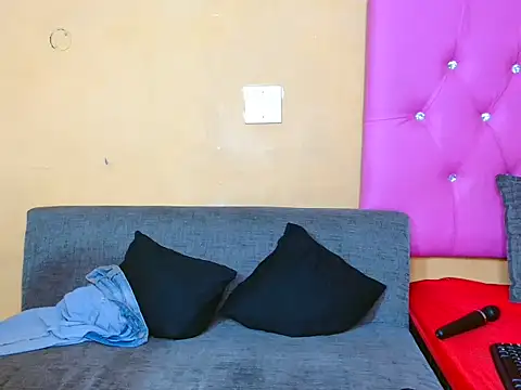 Prettybrowngirl's cam snapshot