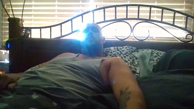 BigriskDaddy92 live sex cam