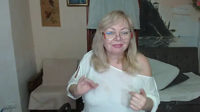 EvelynLoveShy live sex cam