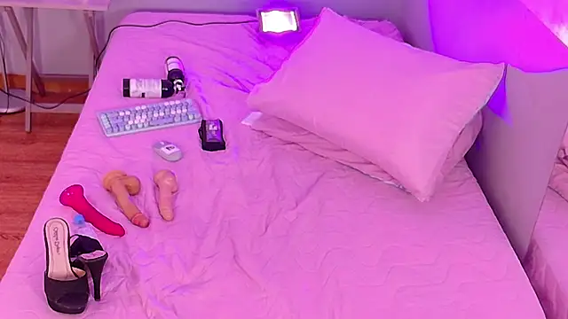 cutepetitee's cam snapshot