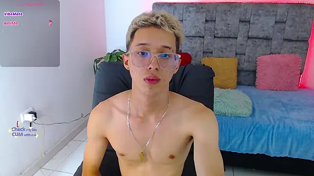 skinny_bigcock02's cam snapshot