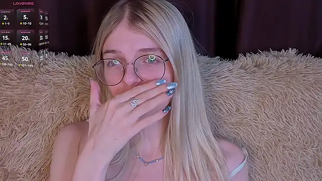 MonicaShiny's cam snapshot