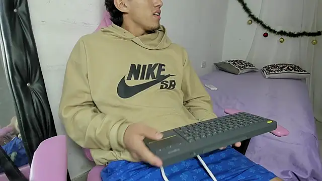 Laura_and_Kevin's cam snapshot