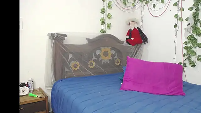 DominaLeona's cam snapshot