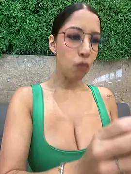 luvely_unique_'s cam snapshot