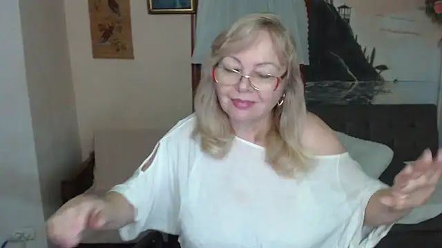 EvelynLoveShy live sex cam