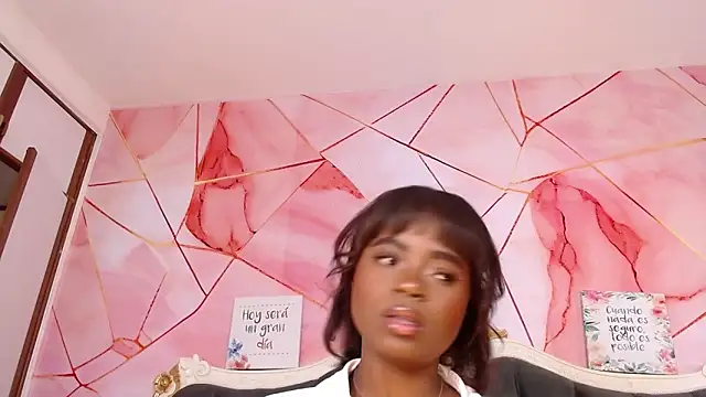 LindaBird's cam snapshot