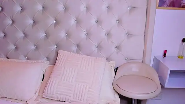 EmmaaHills's cam snapshot