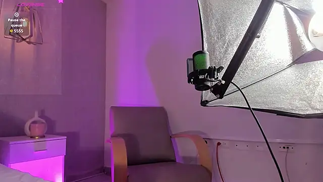 mara_swan_'s cam snapshot