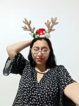 Caroline-17 live sex cam