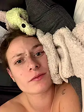 GoldenPussy1329's cam snapshot