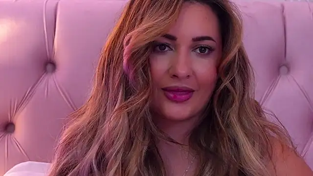 YaaraCollins live sex cam