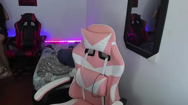 jessi_and_boy's cam snapshot