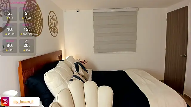 Lyliboomm live sex cam