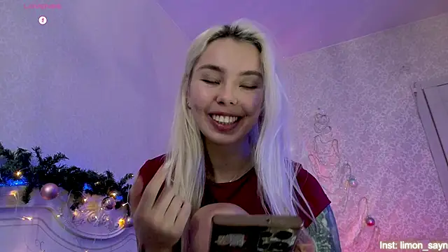 LillyMoure_'s cam snapshot