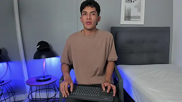 Tylerffoxx's cam snapshot