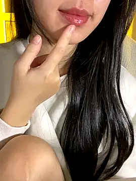 Uyennii02 live sex cam