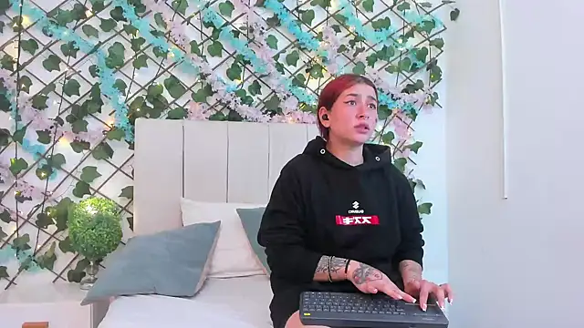 CharlotteBlossom live sex cam