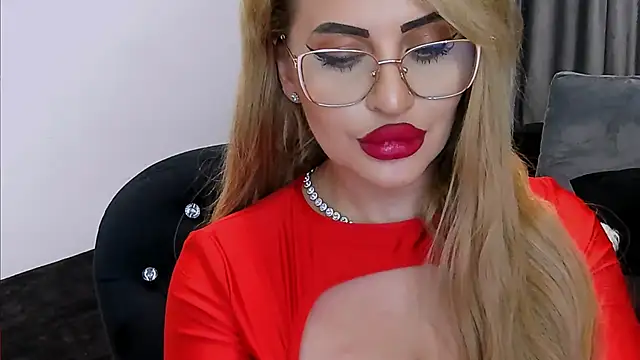 LovelyBlondyxx's cam snapshot