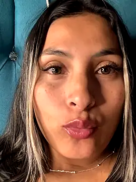 Cami_Leon2's cam snapshot