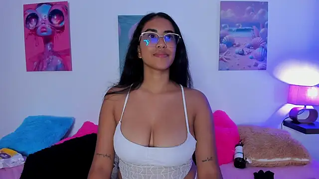 tyra_bankss_'s cam snapshot