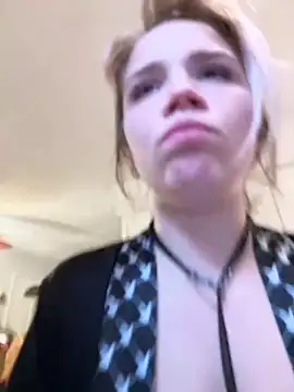 Cutiepiespanks's cam snapshot